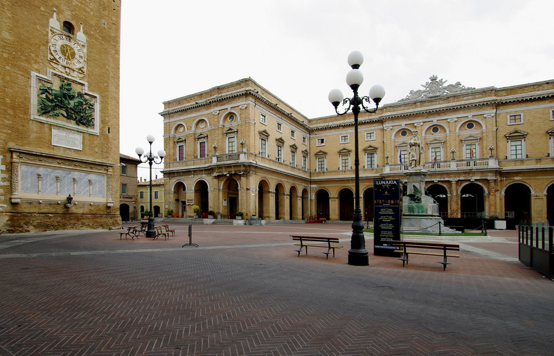 ''La piazza del poeta'' - Recanati