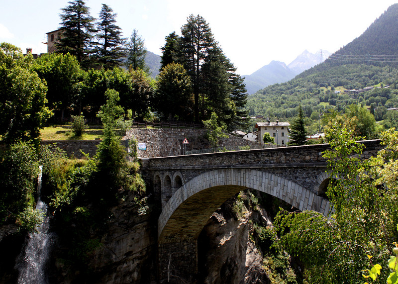 ''Uno sguardo al ponte e uno al castello'' - Introd