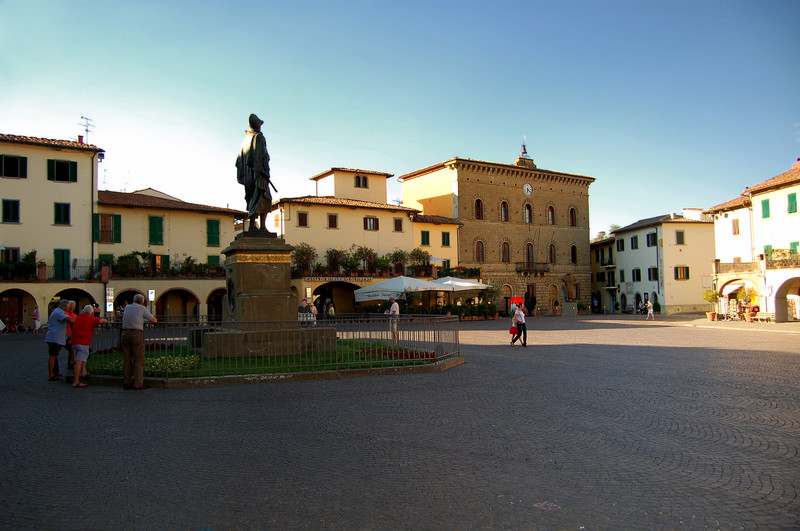 ''piazza Matteotti sotto lo sguardo di Giovanni da Verrazzano'' - Greve in Chianti