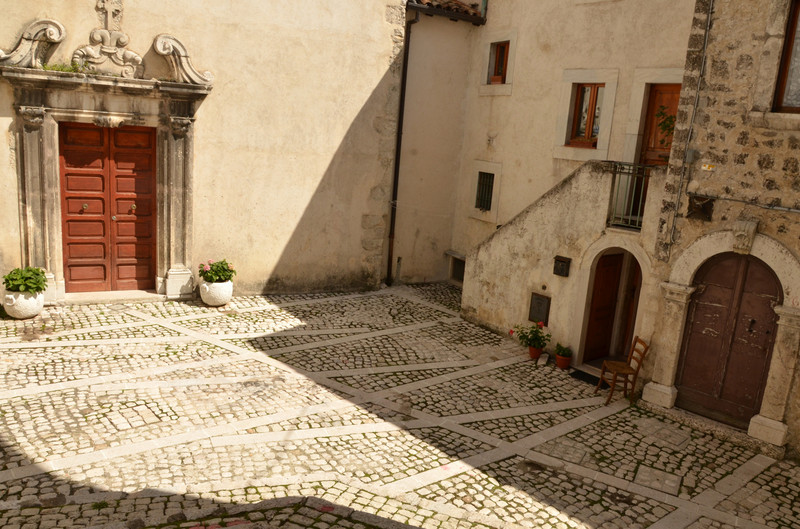 ''la piazzetta nel borgo del parco naz abruzzo'' - Civitella Alfedena