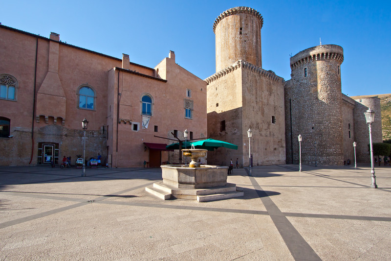 ''L’abbraccio di un amico'' - Fondi