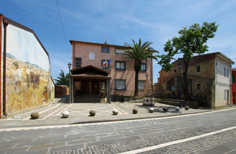''Piazza del Municipio tra due Murales'' - Tinnura
