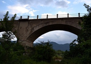 ”La luce contro“- Ponte della Ferrovia sul Volturno-Roccaravindola (Montaquila)