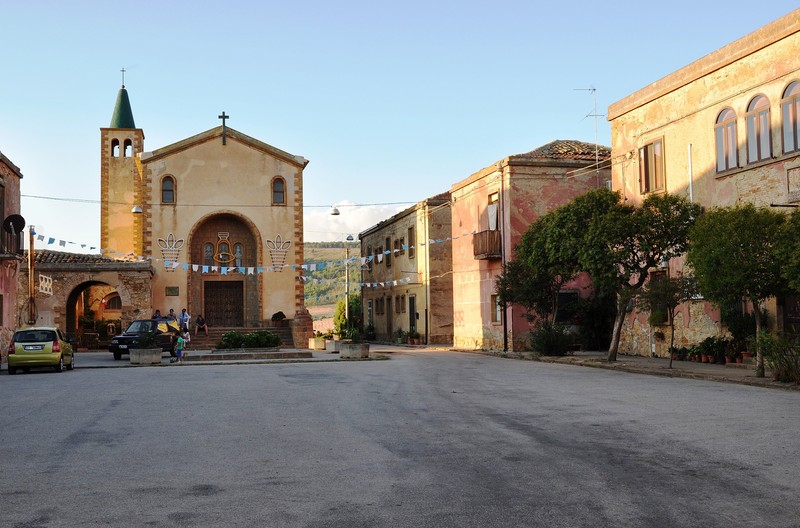 ''Piazza Generale Antonio Cascino … al Borgo.'' - Enna