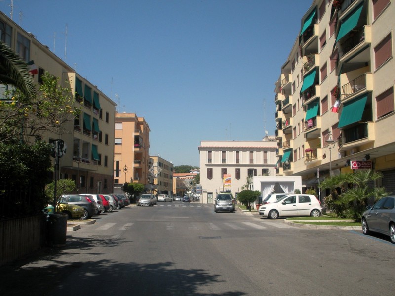 ''Piazza della Pace….ma d’estate, qui, di pace ce n’è poca !'' - Anzio