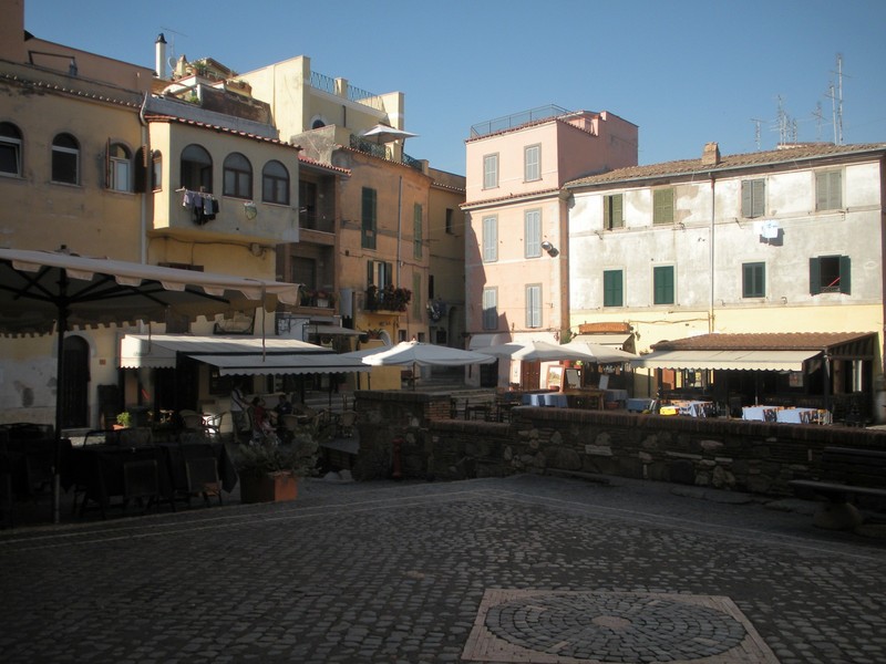 ''Piazza M. Colonna, dove, per mangiare, devi fare la conta..anghingò..'' - Nettuno