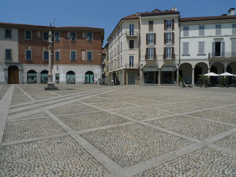 ''In piazza Duomo, in pieno sole'' - Monza