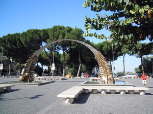 Piazza Garibaldi con L’arco di Pomodoro