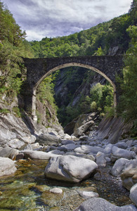 Un arco di pietra in Val Bodengo