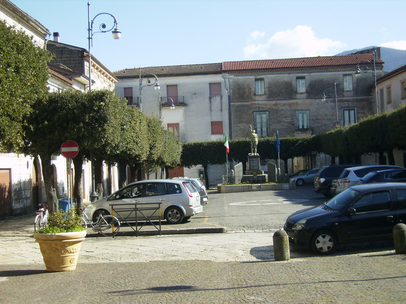 ''la piazza col monumento ai caduti (ma il paese è altrove…)'' - Pietramelara
