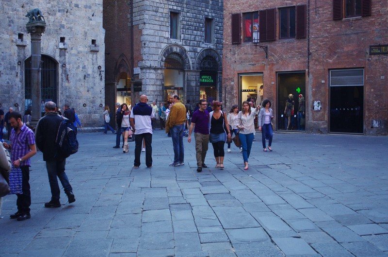 ''……..cosa c’entra la lupa … mah proverò a chiedere .. mi scusi buon uomo….'' - Siena