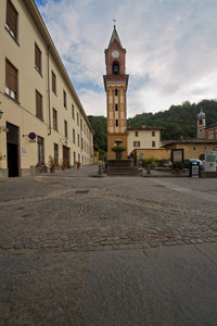 Ai piedi della Rocca di Cavour