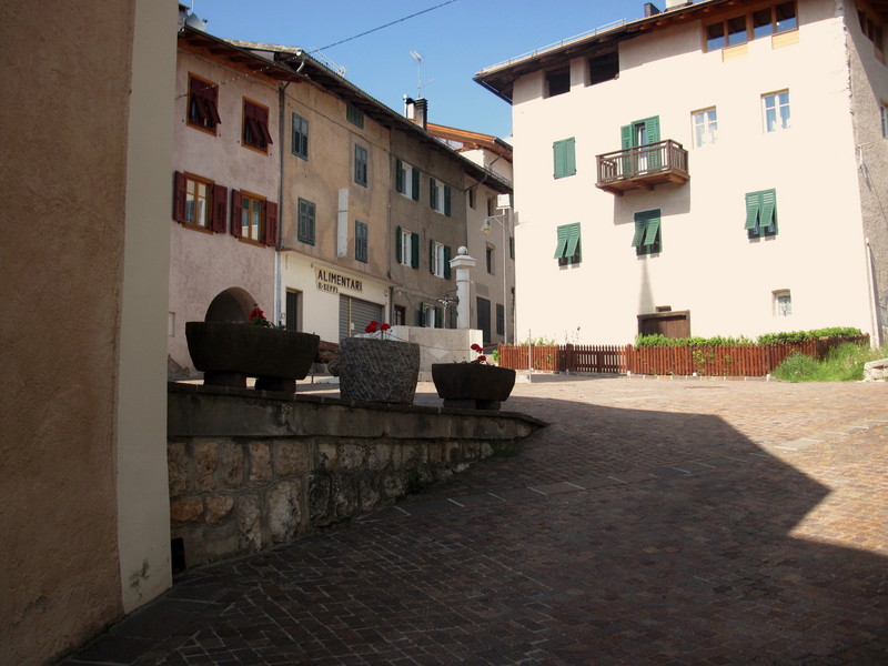 ''La piccola piazza davanti alla chiesa'' - Ruffrè-Mendola