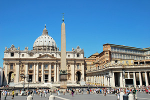Piazza San Pietro la Domenica mattina