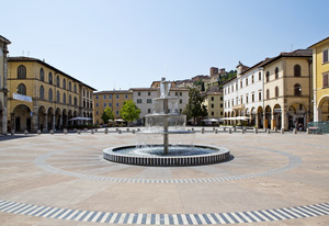Cerchi, fontana e piazza
