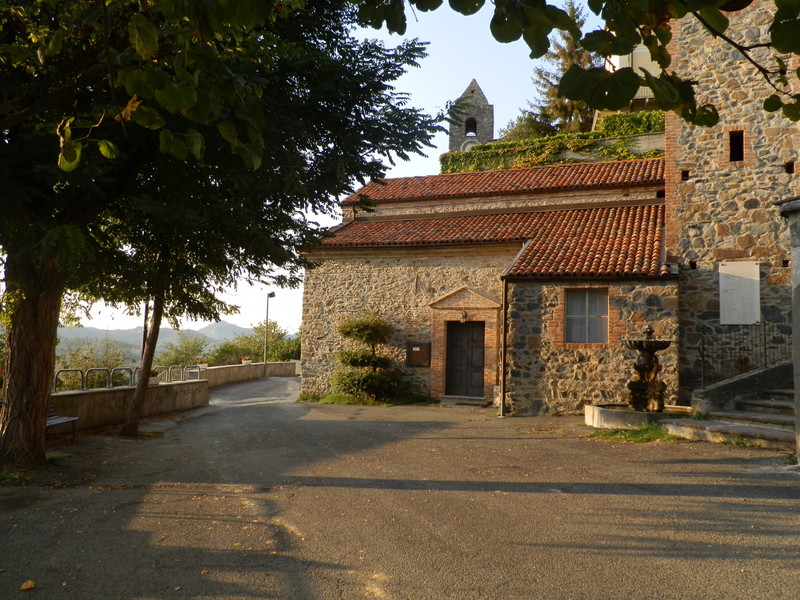 ''Piazza della Chiesa e campanile dell’oratorio'' - Malvicino