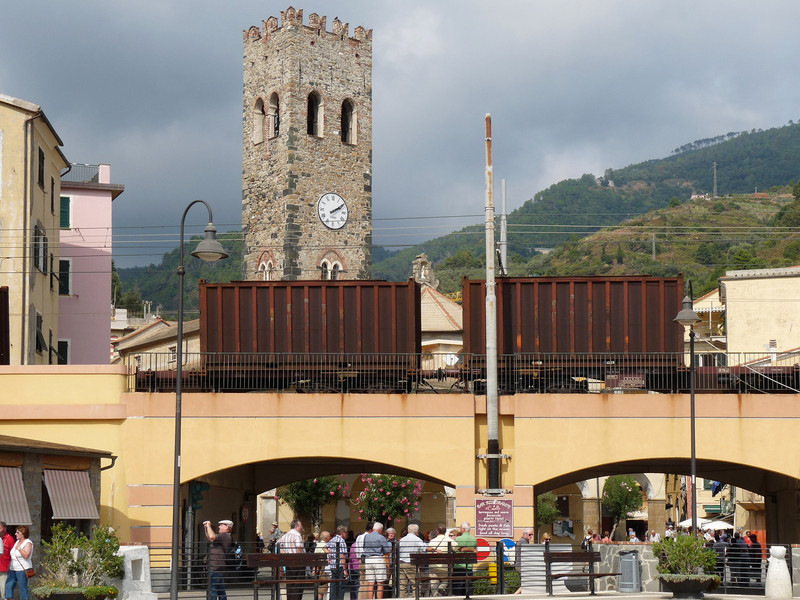 ''Merci in transito allontanarsi dai binari'' - Monterosso al Mare