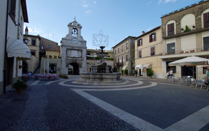 Piazza con fontana