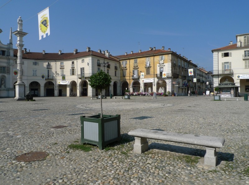 ''Una sosta in piazza'' - Venaria Reale