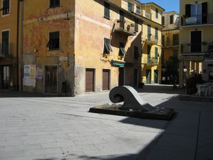 In mezzo, l’onda riccioluta