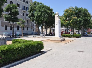 Piazza alberata e monumento al Duca della Vittoria
