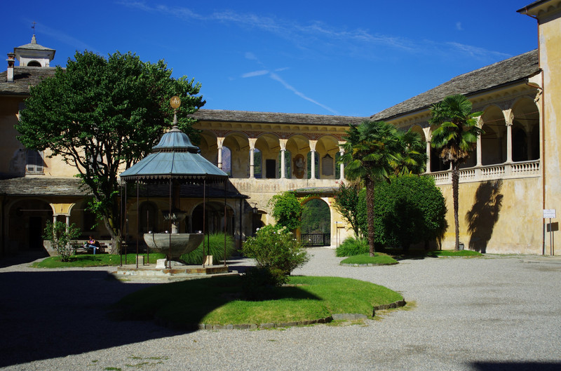 ''… la sul Sacro Monte….sul percorso …una piazza ed una chiesa'' - Varallo
