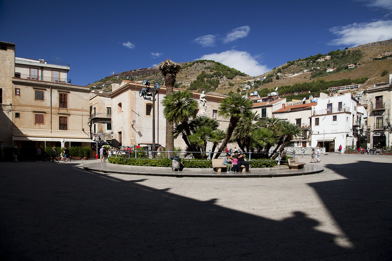 ''Ombre in piazza'' - Monreale