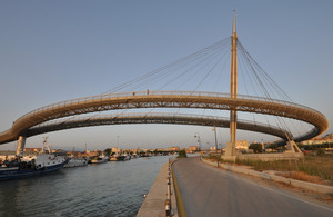 acciaio del ponte di Pescara dorato per l’alba