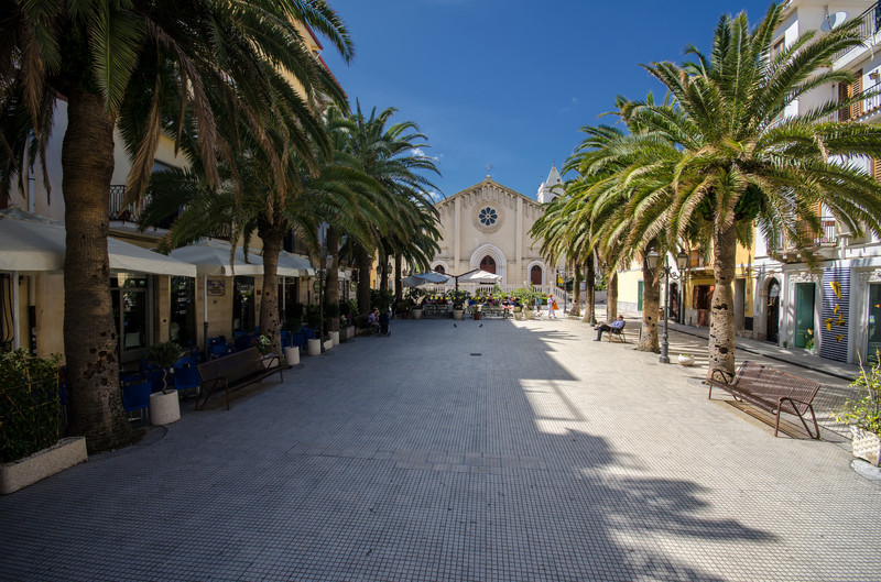 ''Scàcciti juncu ca passa la china.'' - Letojanni