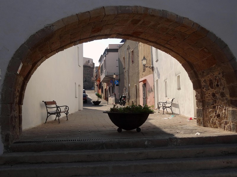 ''Un arco, due panchine e una fioriera'' - Portoscuso
