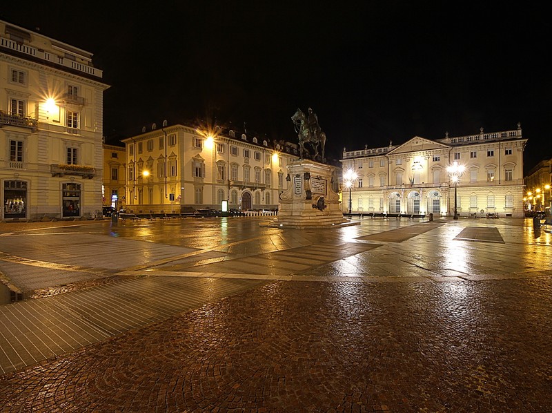 ''Una notte di pioggia in piazza Bodoni'' - Torino