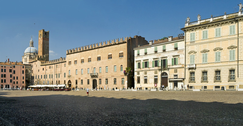 ''Una piazza lunga lunga'' - Mantova
