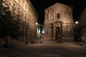 Dietro Palazzo Marino