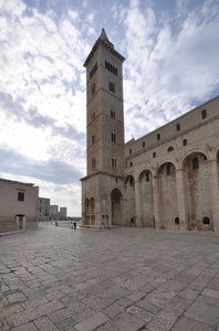 nuvolette sulla piazzetta laterale al Duomo