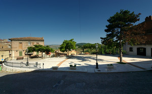 L’ombra avanza su piazza Olmo