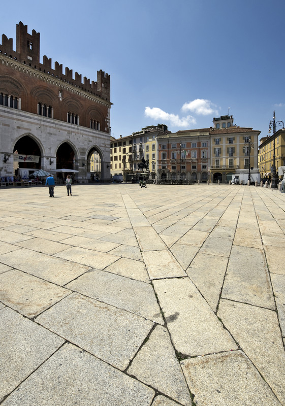 ''Passeggiando in piazza'' - Piacenza