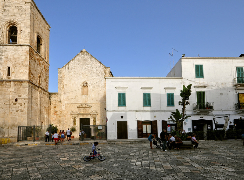 ''passare il tempo  in piazza Vittorio Emanuele II'' - Polignano a Mare