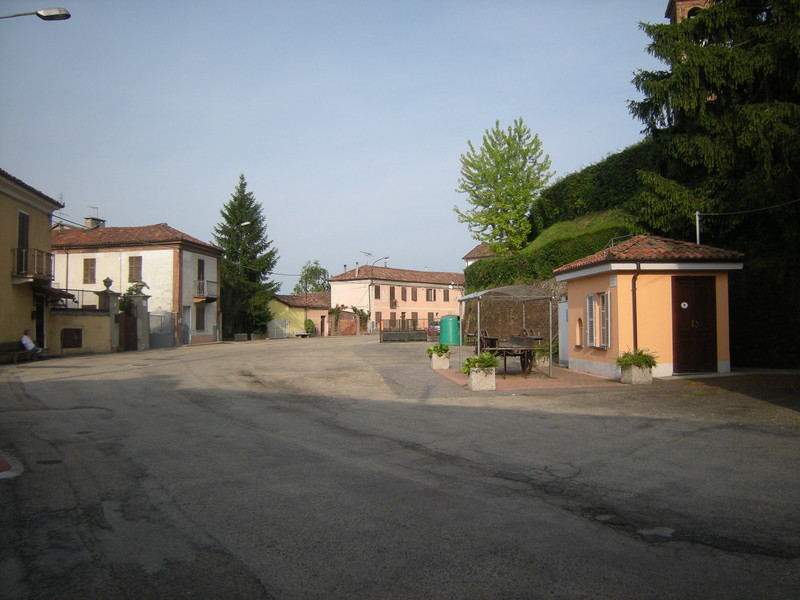 ''San Marzanotto, frazione di Asti, piazza del paese, con il vecchio peso pubblico'' - Asti