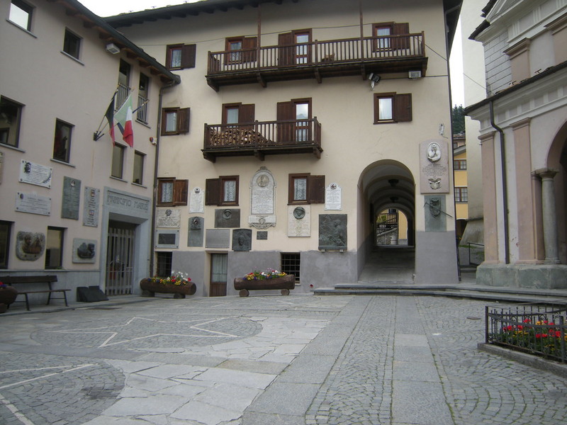 ''Valtournenche, piazza della Chiesa S.Antonio, municipio, e targhe guide alpine'' - Valtournenche
