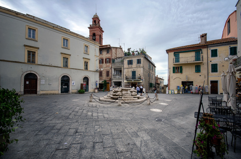 ''è solo una foto di una piazza con una fontana'' - Castiglione del Lago