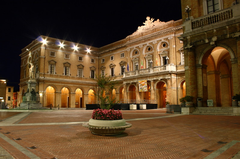 ''Dolce e chiara è la notte e senza vento…'' - Recanati