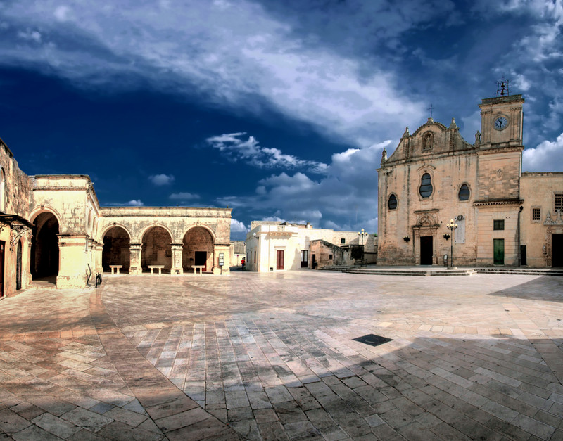 ''perimetrata da una serie di portici rinascimentali a tutto sesto'' - Melpignano