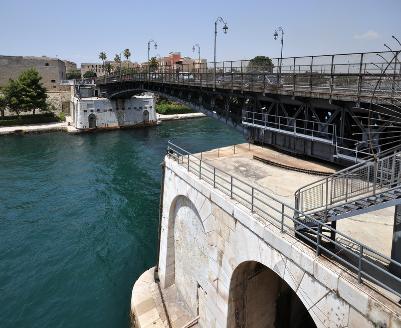 ''mi sa che  … si alza e si gira'' - Taranto