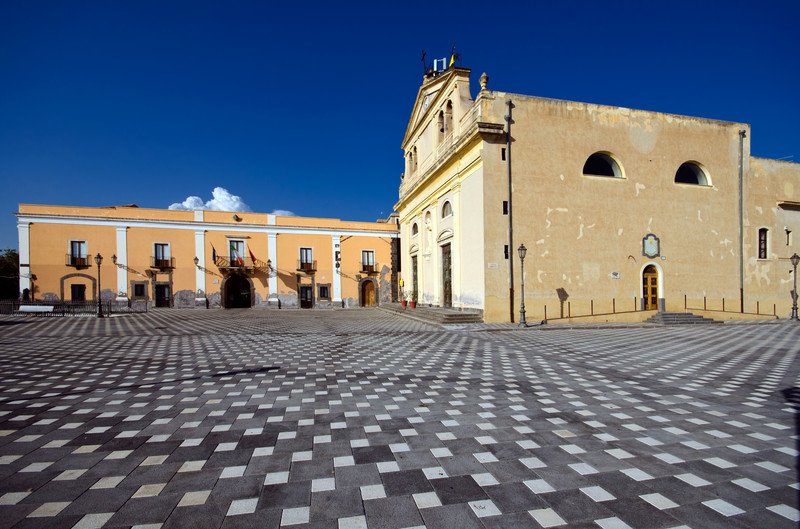 ''Ci rissi lu priuri a la batissa: “senza sordi un sinni canta missa”'' - Santa Maria di Licodia