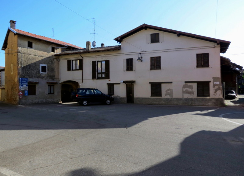 ''La sua unica piccola piazza'' - Mezzomerico