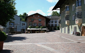 La piazza di un bel borgo