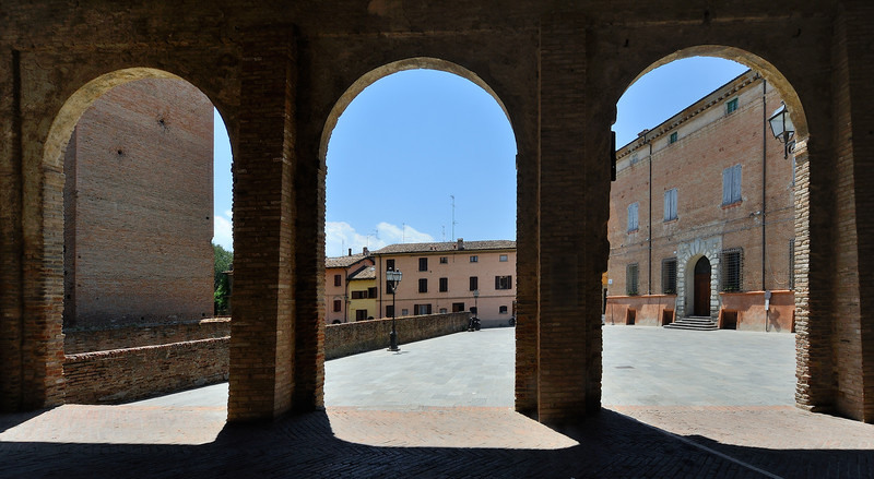 ''Uno sguardo tra gli archi'' - Vignola