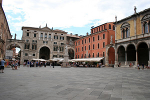 Piazza dei Signori (o Piazza Dante)