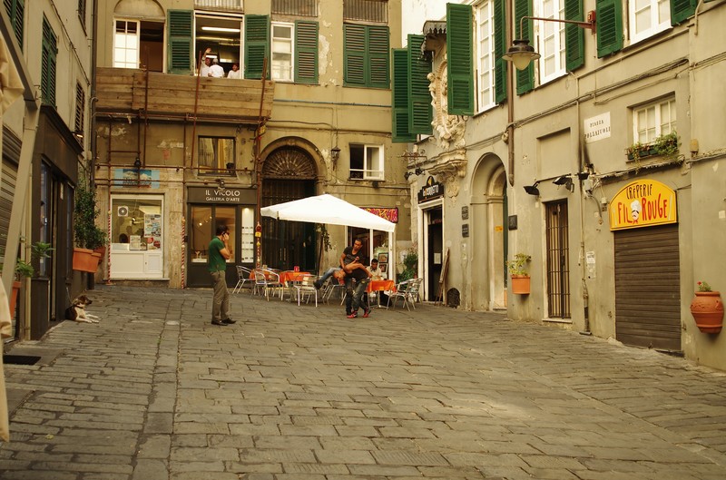 ''…scendendo per San Lorenzo  e salendo per Porta Soprana … la piazza …'' - Genova