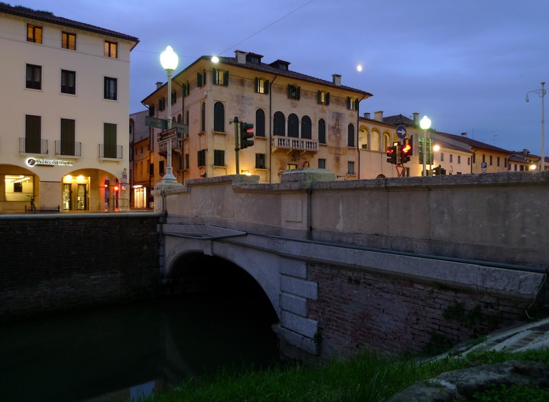 ''…si accendono i lampioni…e la luna…'' - Castelfranco Veneto